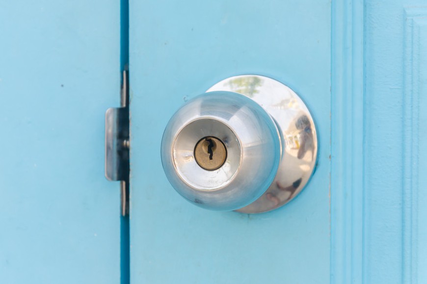 ¿Cómo quitar la perilla de una puerta?