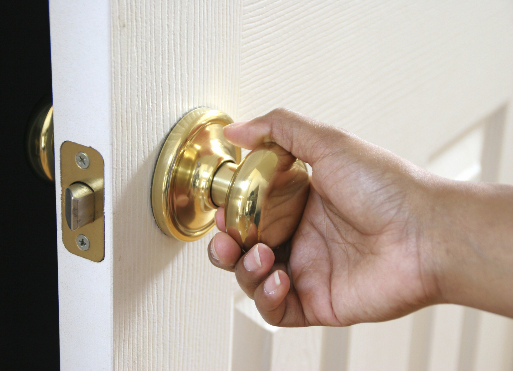 ¿Cómo cambiar el pomo de una puerta?