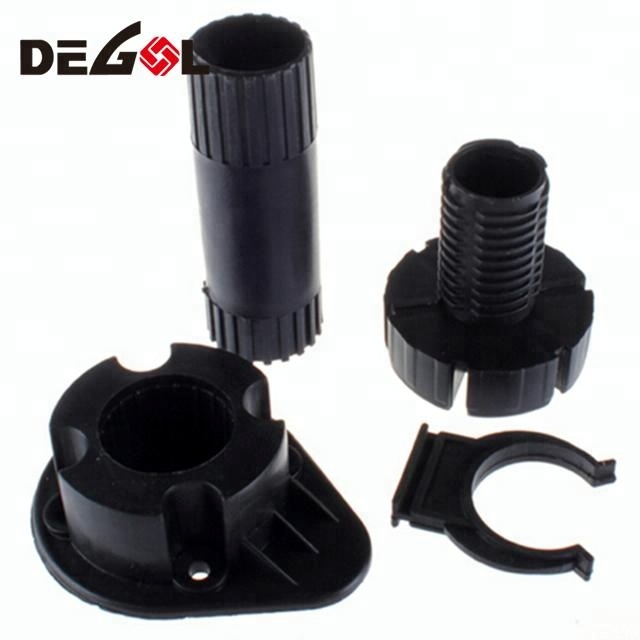 Elevadores de patas de muebles de plástico negro.