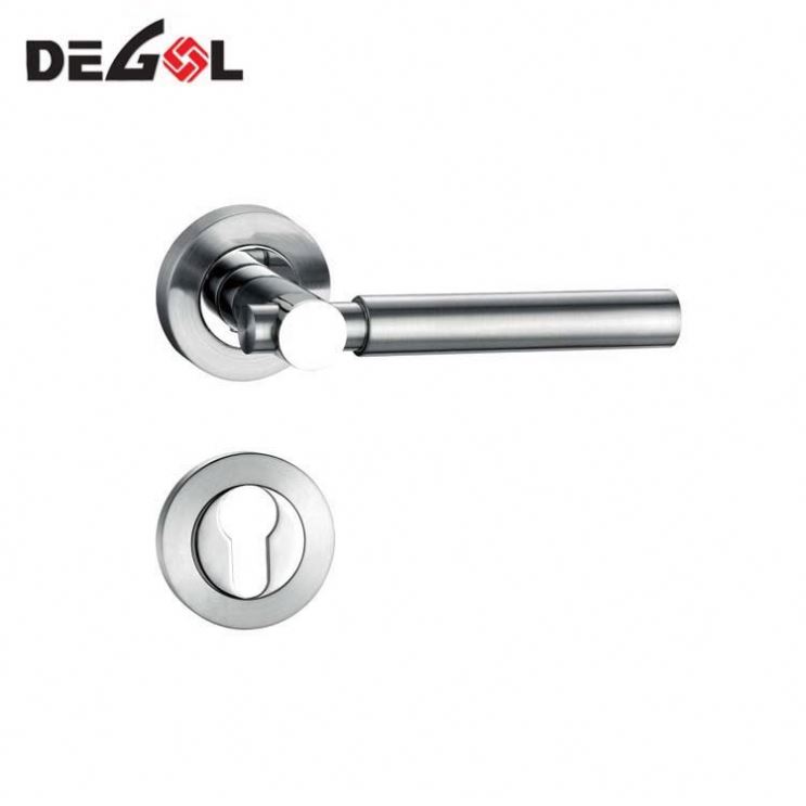 Los fabricantes en China manejan manijas de puerta de zinc para envases de plástico