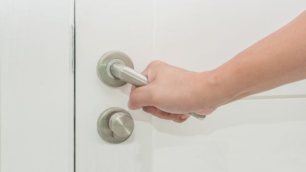 ¿Cuál es la diferencia entre un pomo de puerta y una manija de puerta?