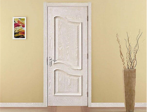 La diferencia entre la parte superior de la puerta y el tope de la puerta.