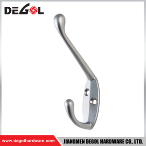 ganchos de puerta de metal sobre acero inoxidable