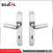 Manija de puerta de aleación de zinc de diseño único vertical de precio barato en placa