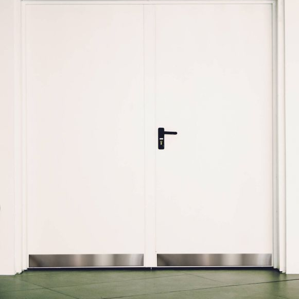 Placa de fregona de acero inoxidable, placa embellecedora inferior impermeable, protege la puerta de daños por agua al fregar