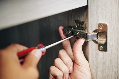 ¿Cómo instalar bisagras para muebles?