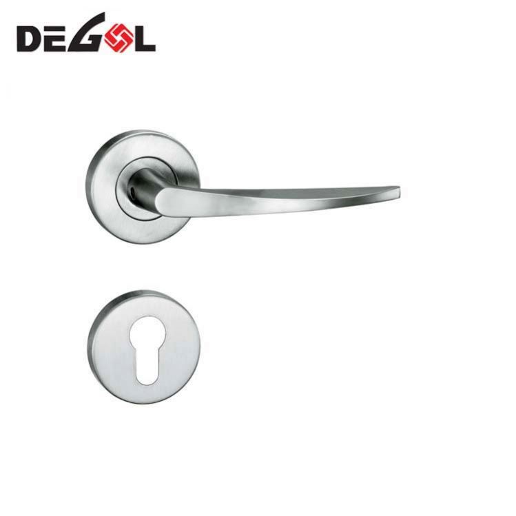 Los fabricantes en China manejan manijas de puerta de zinc para envases de plástico