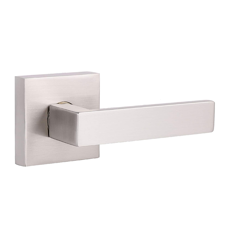 ¿Cuáles son los materiales de la manija de la puerta?