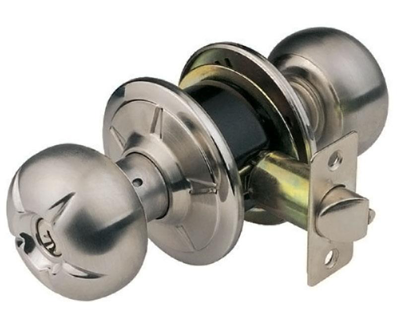 ¿Cómo quitar la cerradura esférica de la puerta?