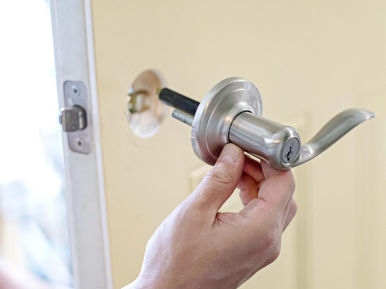¿Cómo reemplazar la perilla de una puerta de dormitorio y baño?